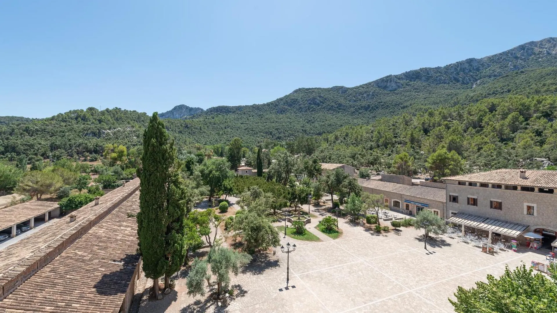 Hotel Santuari De Lluc 2*,